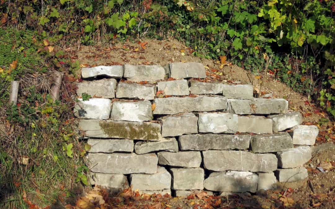 Villasteine für Trockenmauer wiederverwertet