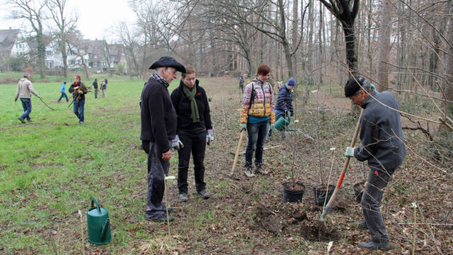 Viele Freiwillige halfen uns bei der Pflanzung des neuen Heckensaums.