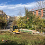 Der Abtrag des Oberbodens beginnt.