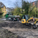 Eine neue Mulde wird geliefert.