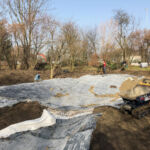 Auf die Teichfolie kommt eine Schicht ungewaschenes Wandkies. Als Schutz und Wurzelraum für die Wasserpflanzen.