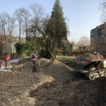 Auch neben dem Teich wird eine Wandkiesfläche erstellt, so dass ein zusätzlicher Lebensraum entsteht.