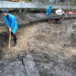 Das Fundament für die Trockensteinmauer wird vorbereitet.