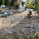 Mit Wandkies wird das Fundament der Mauer erstellt.