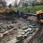 Das Hinterfüllen der Mauer beginnt.