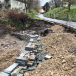 Hinter der Mauer wird mit den Bruchstücken aufgefüllt, so dass viele Hohlräume vorhanden sind.