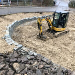 Im Vordergrund ist eine Steinlinse zu sehen, die als Überwinterungsplatz für Amphibien dienen kann.
