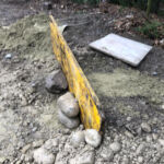 Mit Wildbienensand wird eine kleine Steilwand erstellt.