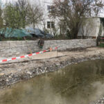 Trockensteinmauer und Vorfluter.